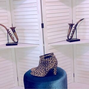 Sam & Libby Vegan Leather Animal Print Ankle Boots Size 9